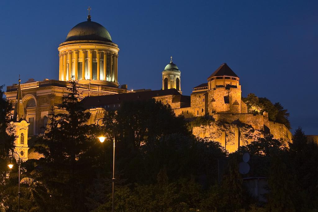 Amadeus Vendeghaz Hotel Esztergom Exterior photo